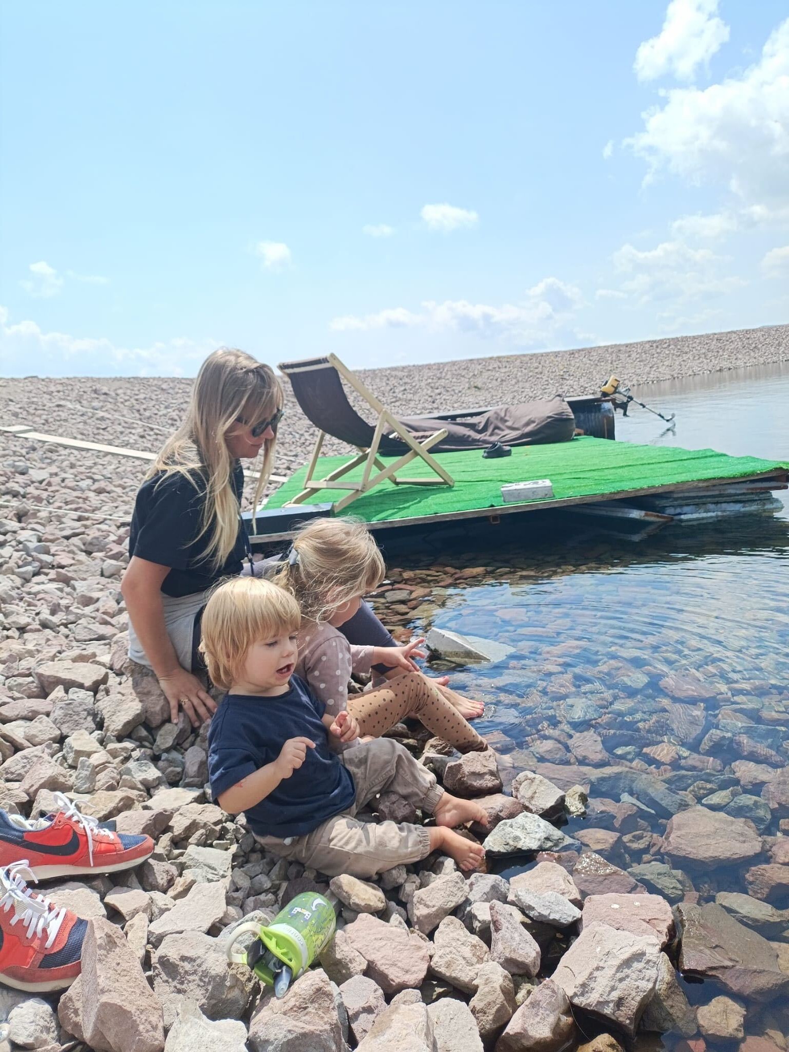 Picture of Poli Sharonov with two young children.